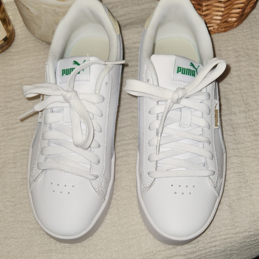 ✨️HP✨️Puma White Sneakers with Green Highlights - Picture 2 of 7